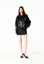 Chaqueta efecto piel con cierre cruzado asimétrico y cuello alto | MWM [PS_COLORS:BLACK]