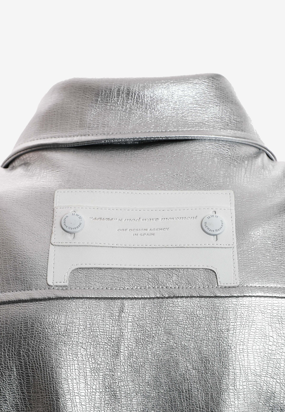 Chaqueta efecto piel con cierre cruzado asimétrico y cuello alto | MWM [PS_COLORS:SILVER]