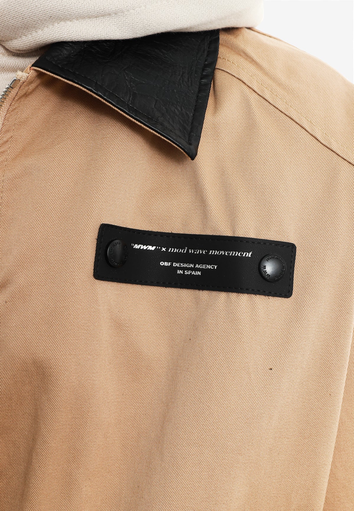 Chaqueta de doble capa con capucha interior y cremallera frontal | MWM [PS_COLORS:BEIGE]