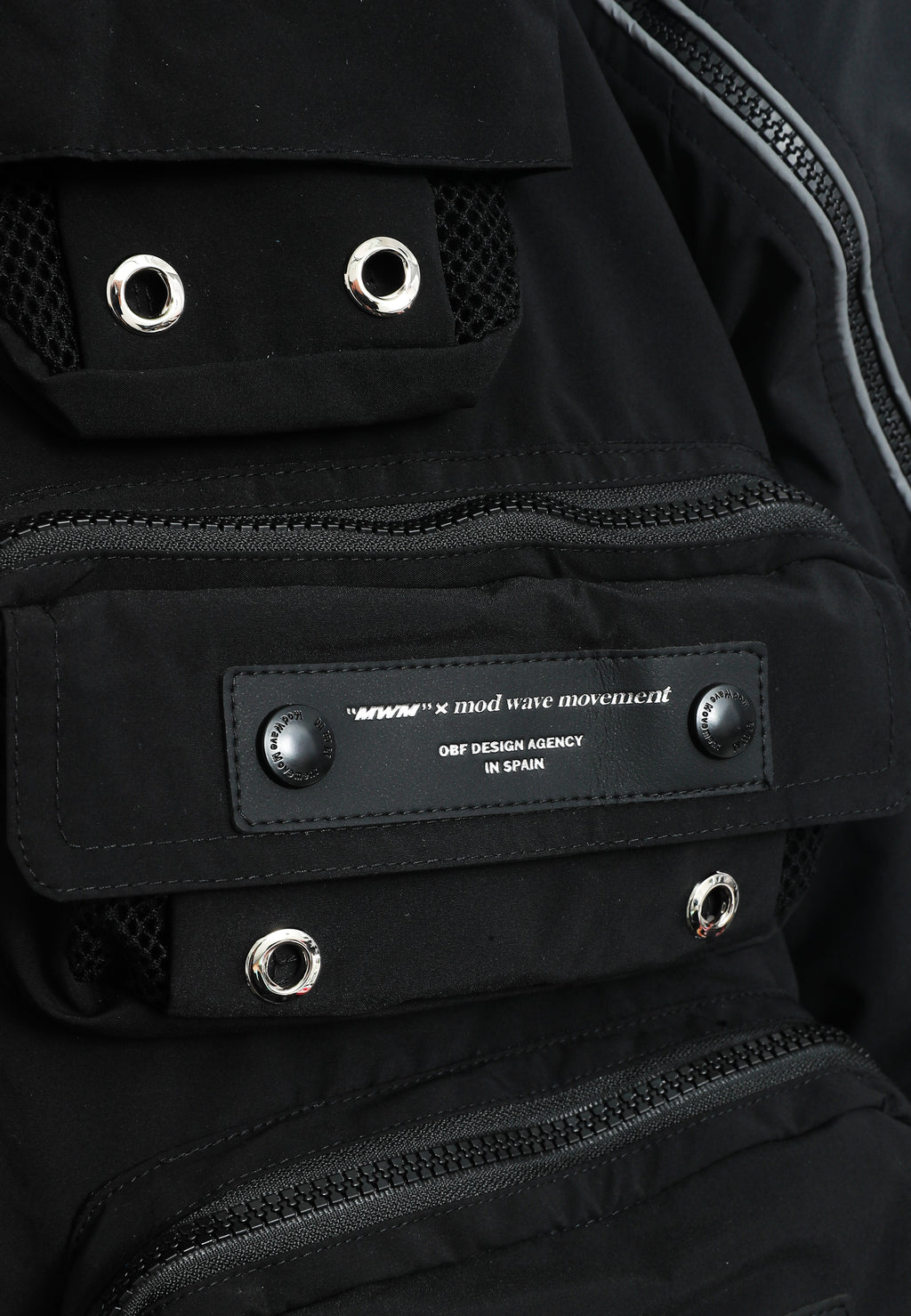 Abrigo puffer técnico con multibolsillos, cuello alto y forro térmico extraíble | MWM [PS_COLORS:BLACK]