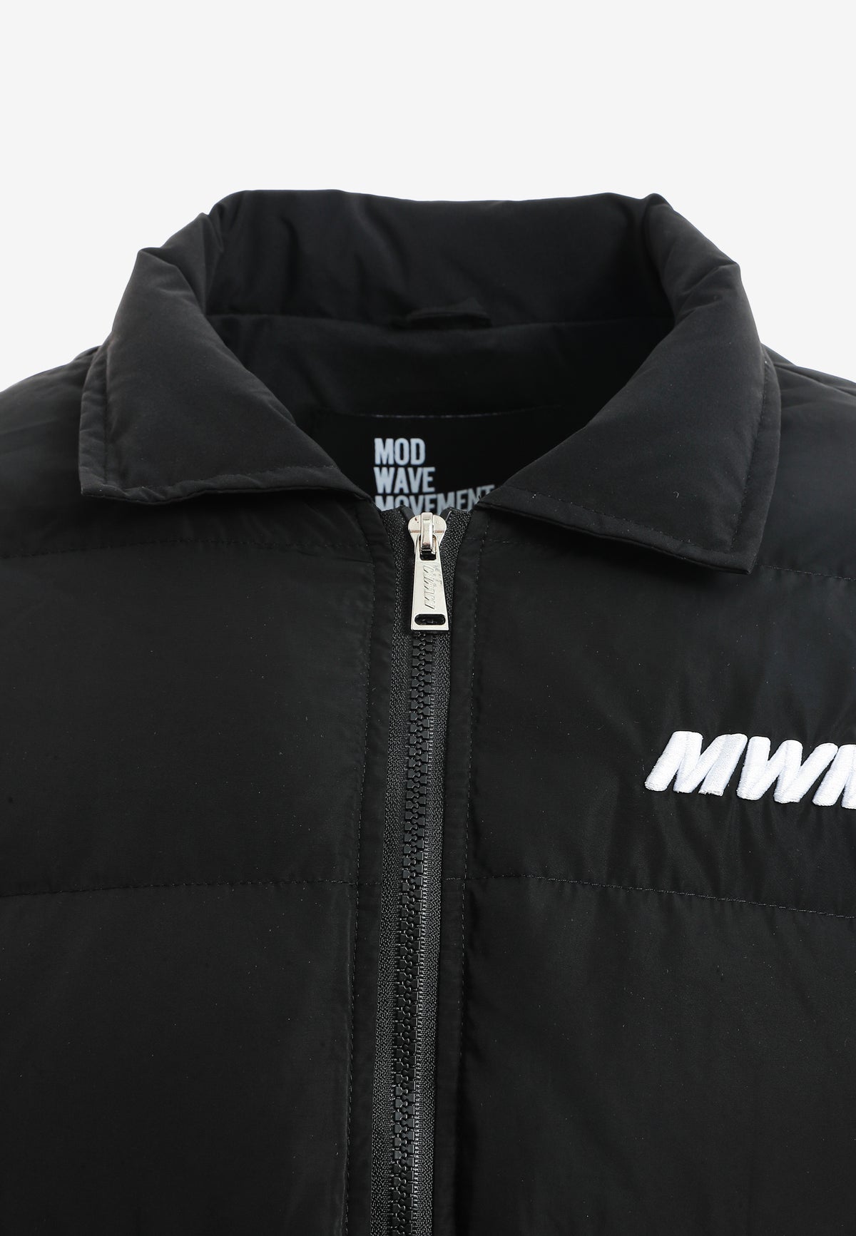 Abrigo puffer técnico con multibolsillos, cuello alto y forro térmico extraíble | MWM [PS_COLORS:BLACK]