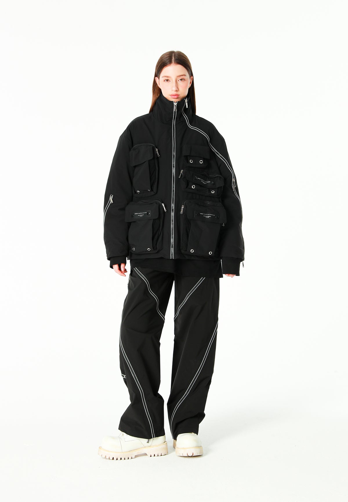 Abrigo puffer técnico con multibolsillos, cuello alto y forro térmico extraíble | MWM [PS_COLORS:BLACK]
