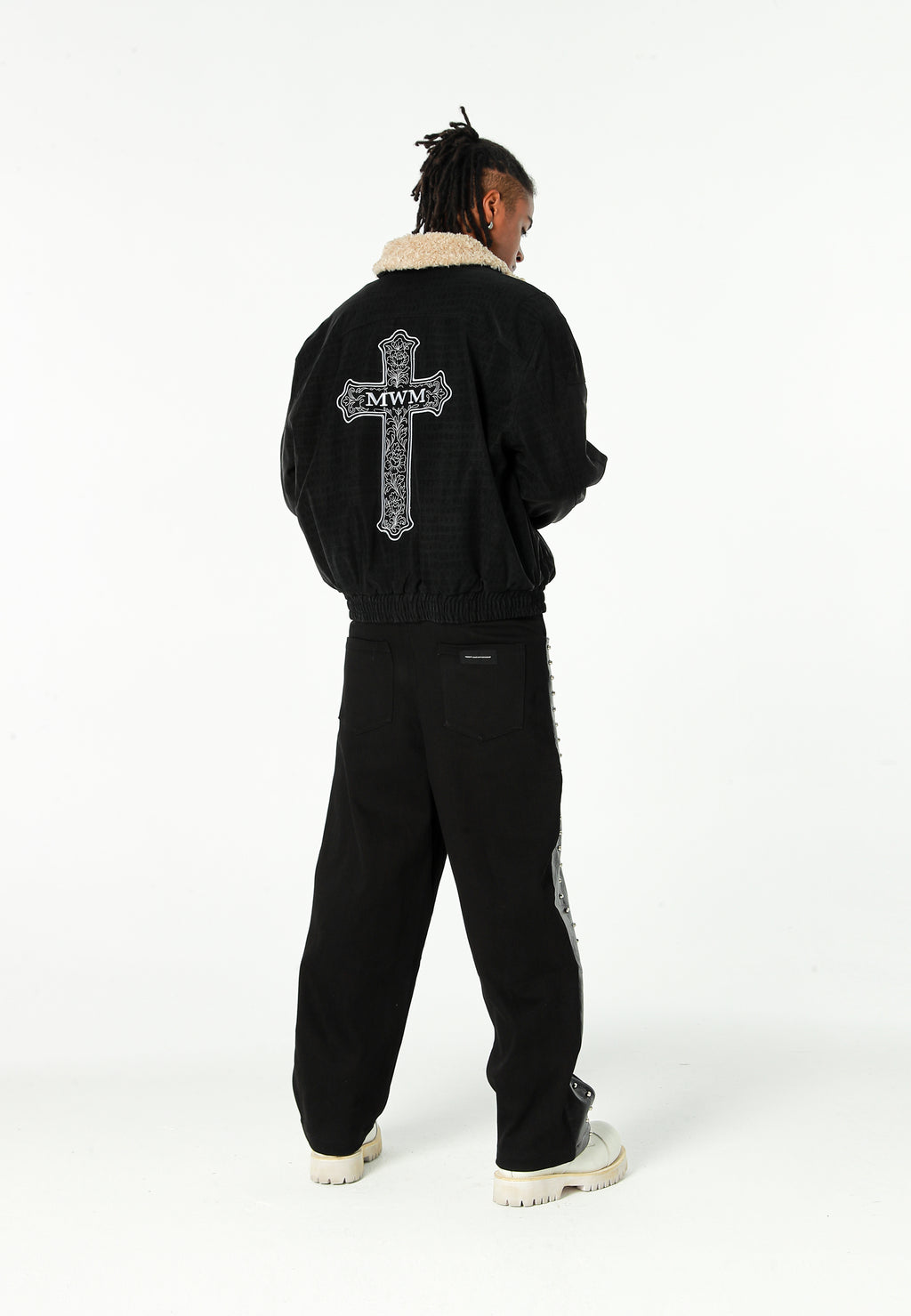 Chaqueta aviador efecto cocodrilo con cuello de borrego y parche de cruz | MWM [PS_COLORS:UNASSIGNED]