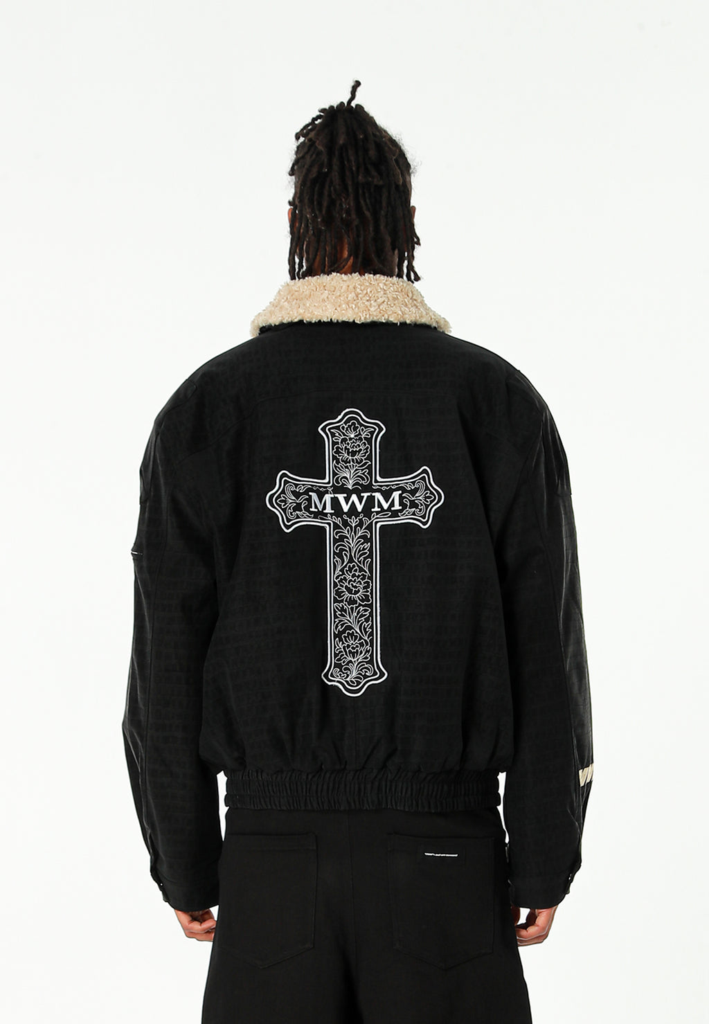 Chaqueta aviador efecto cocodrilo con cuello de borrego y parche de cruz | MWM [PS_COLORS:UNASSIGNED]