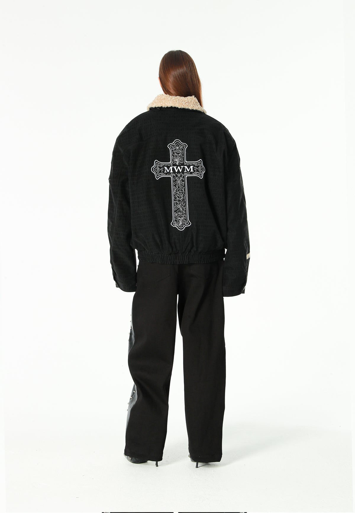 Chaqueta aviador efecto cocodrilo con cuello de borrego y parche de cruz | MWM [PS_COLORS:UNASSIGNED]