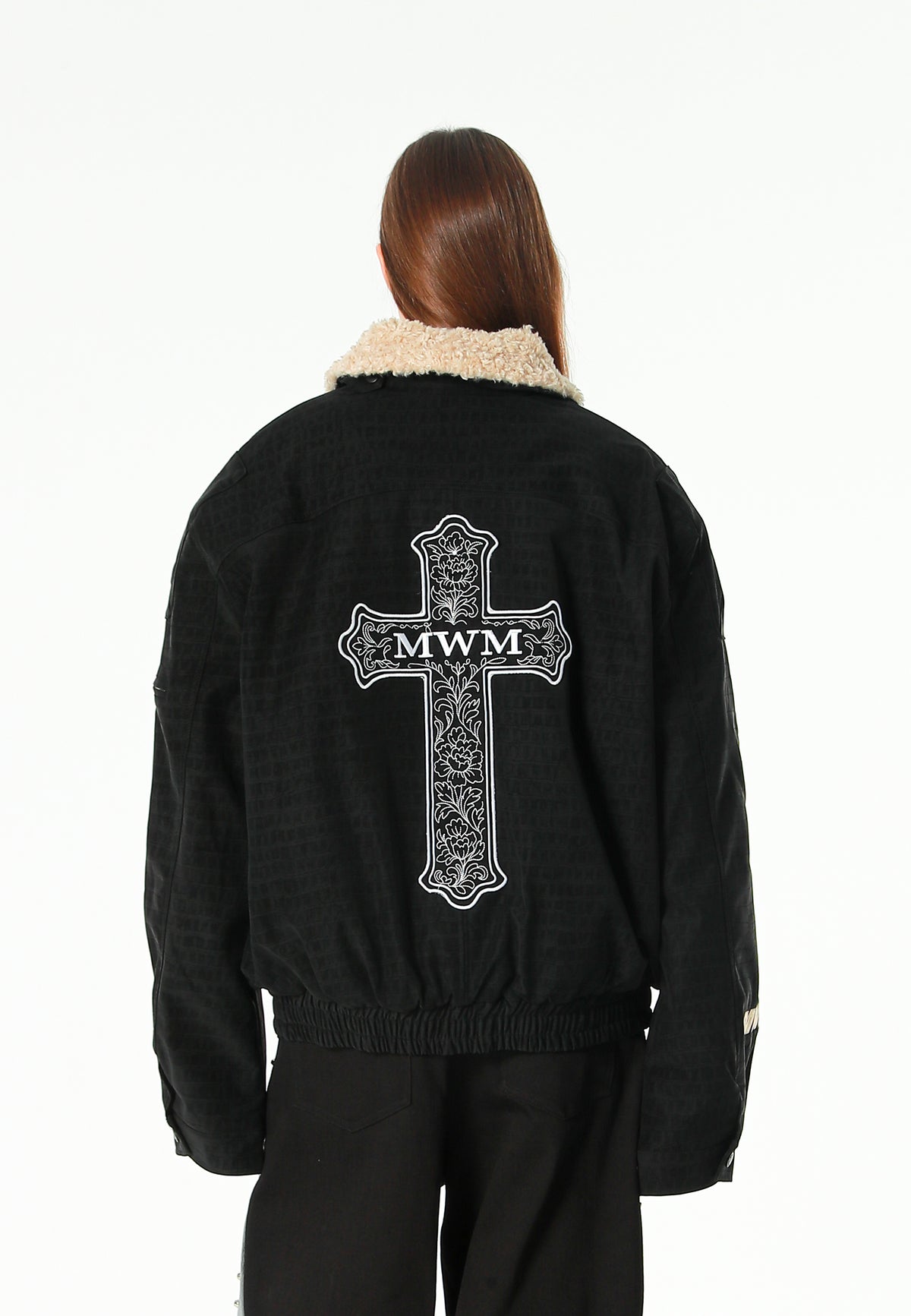 Chaqueta aviador efecto cocodrilo con cuello de borrego y parche de cruz | MWM [PS_COLORS:UNASSIGNED]