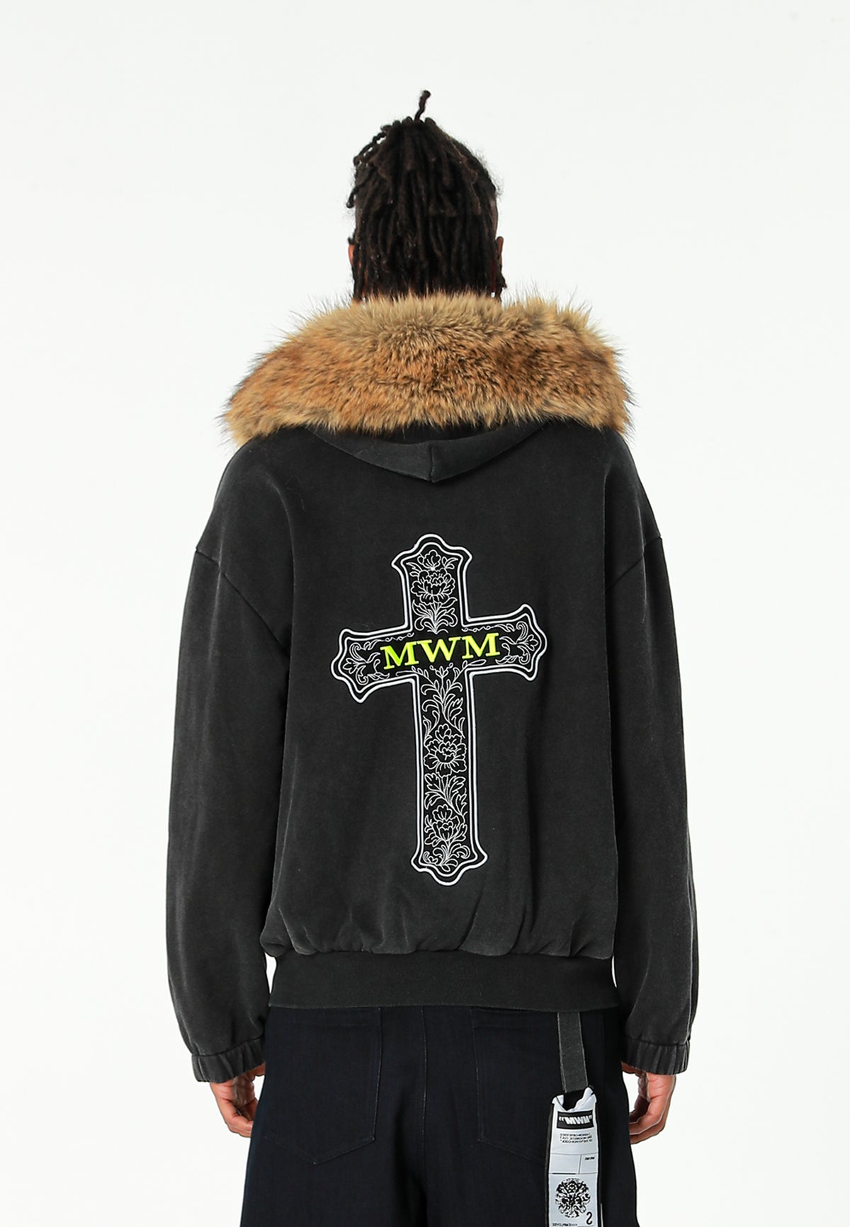 Sudadera con capucha de pelo, cremallera frontal y parche de cruz | MWM [PS_COLORS:BLACK]