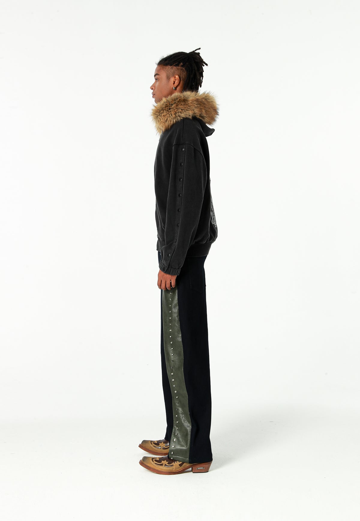 Sudadera con capucha de pelo, cremallera frontal y parche de cruz | MWM [PS_COLORS:BLACK]