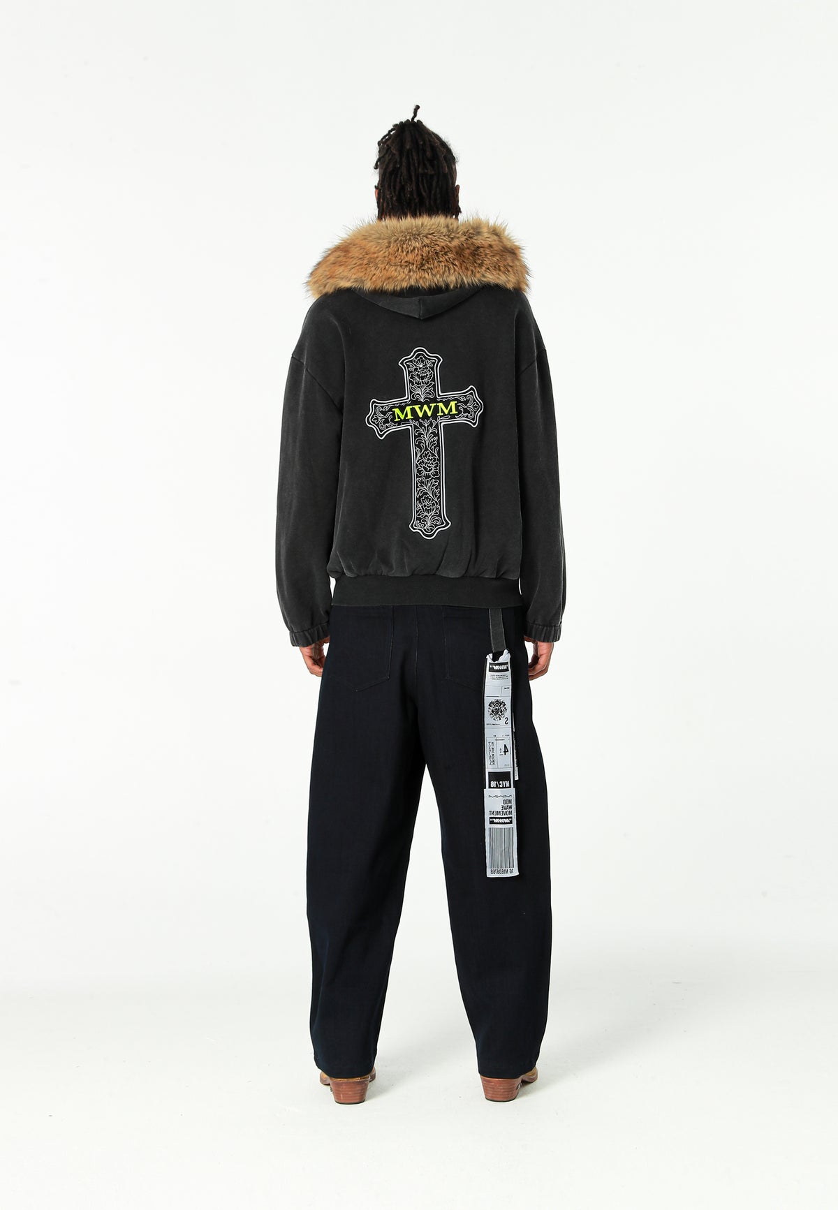 Sudadera con capucha de pelo, cremallera frontal y parche de cruz | MWM [PS_COLORS:BLACK]