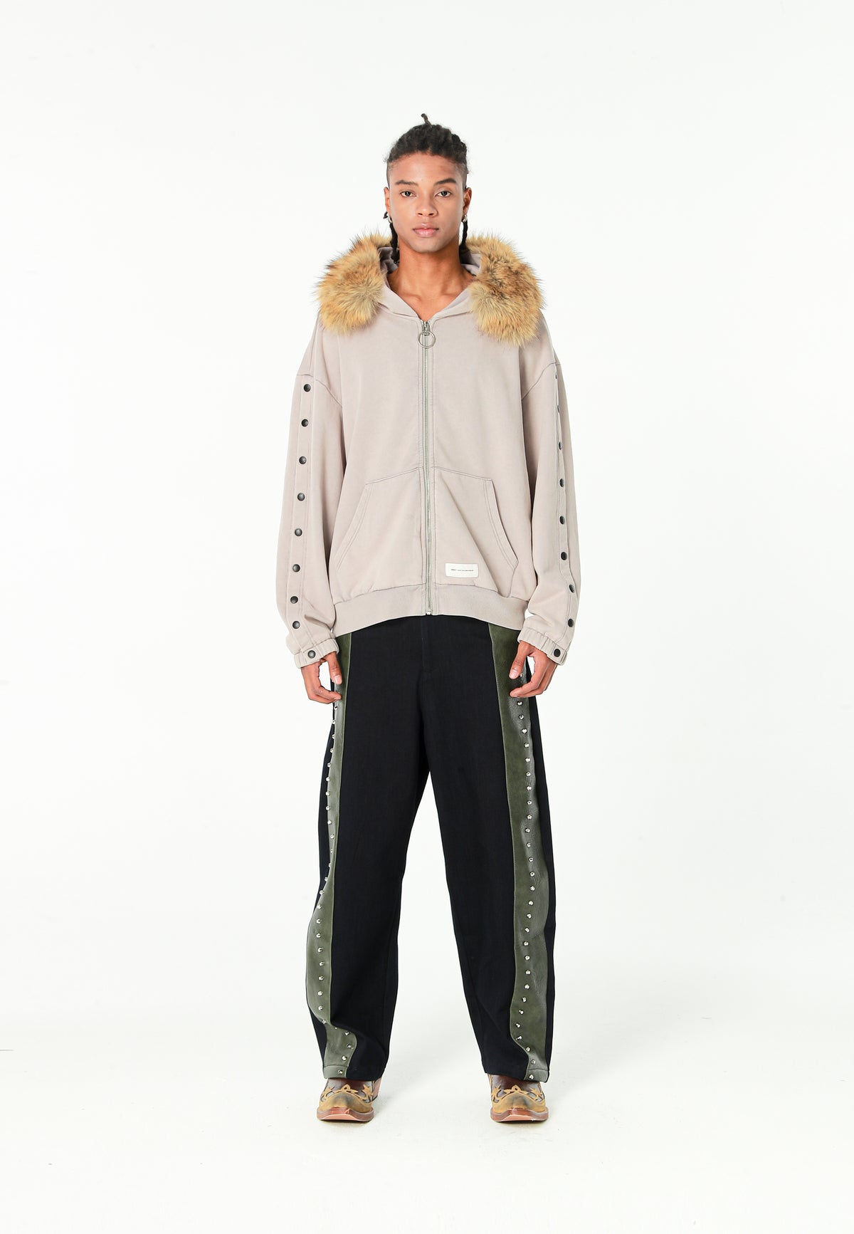 Sudadera con capucha de pelo, cremallera frontal y parche de cruz | MWM [PS_COLORS:GREY]