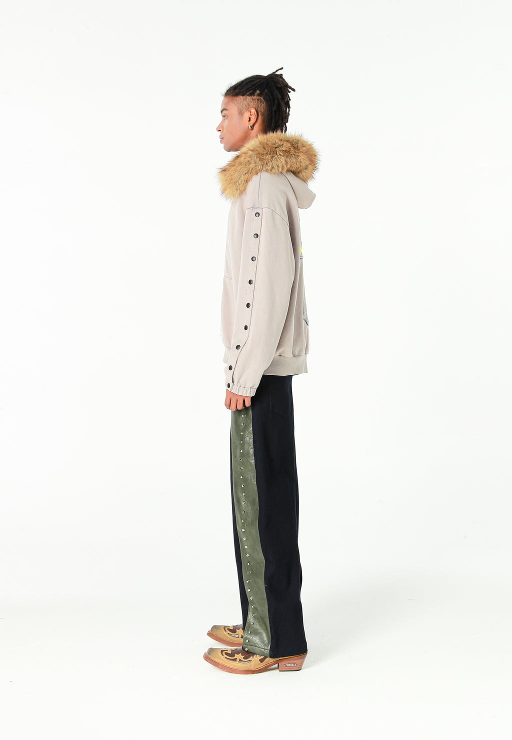 Sudadera con capucha de pelo, cremallera frontal y parche de cruz | MWM [PS_COLORS:GREY]