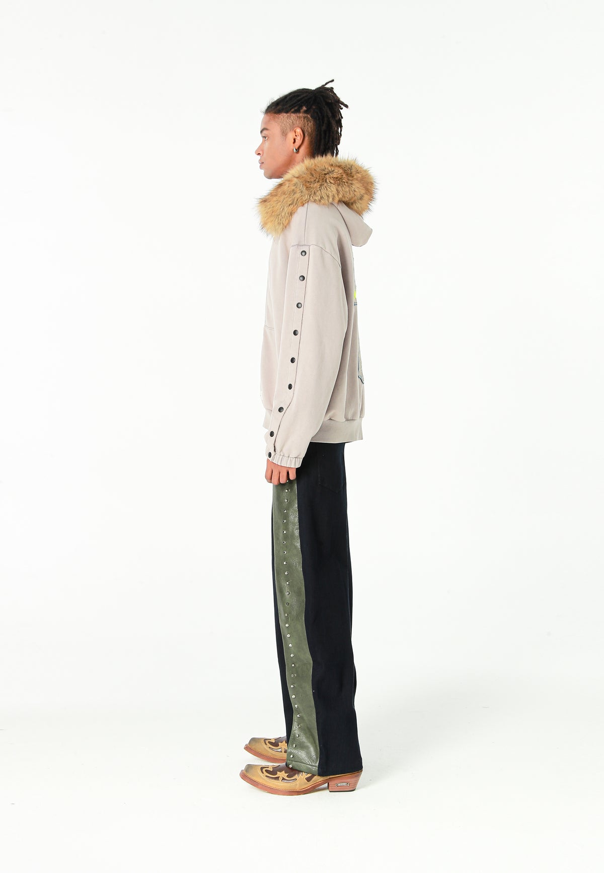 Sudadera con capucha de pelo, cremallera frontal y parche de cruz | MWM [PS_COLORS:GREY]