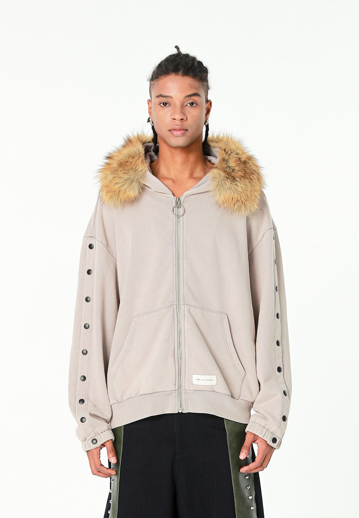 Sudadera con capucha de pelo, cremallera frontal y parche de cruz | MWM [PS_COLORS:GREY]