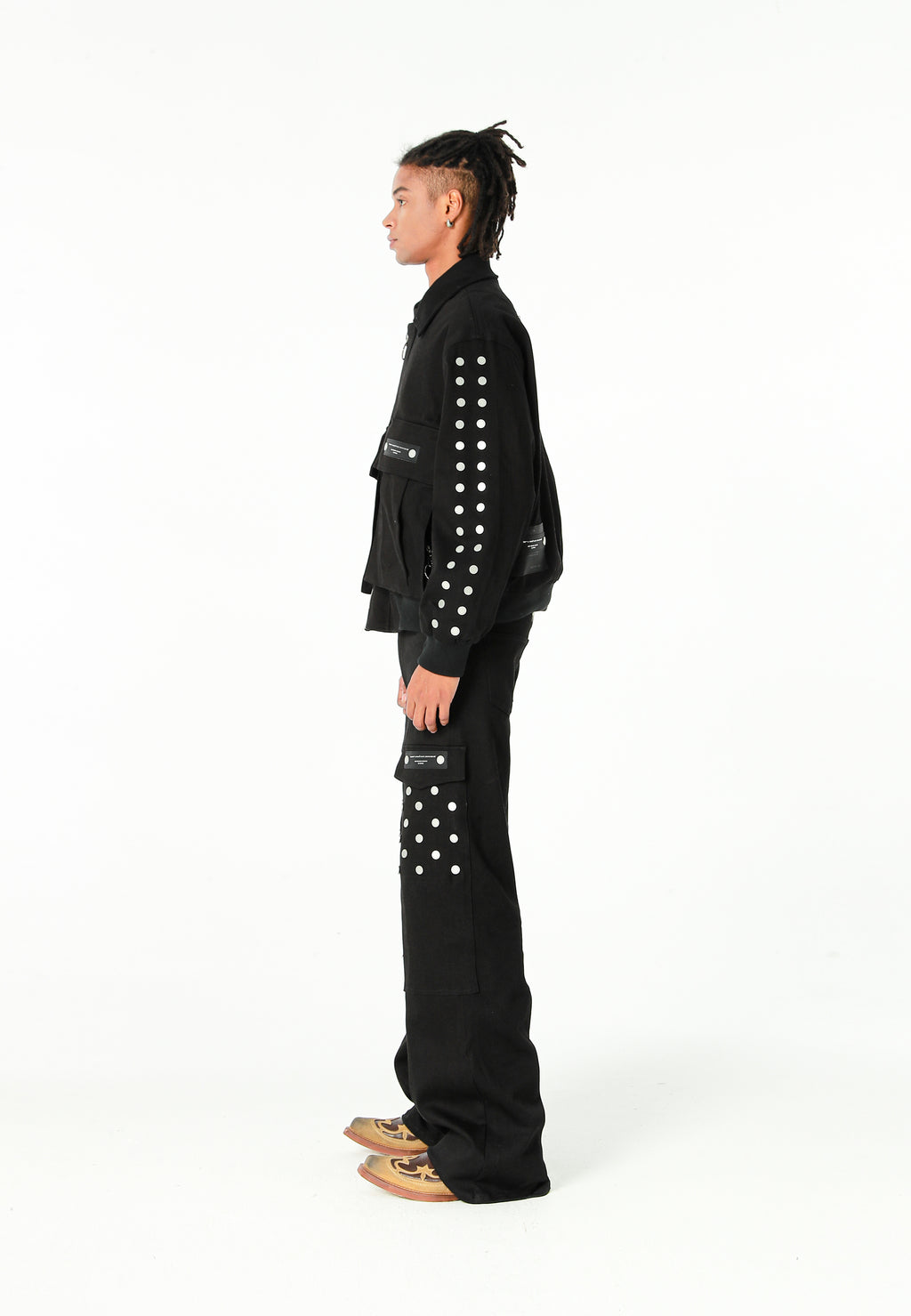 Chaqueta bomber vaquera con grandes bolsillos frontales y botones MWM en las mangas | MWM [PS_COLORS:BLACK]