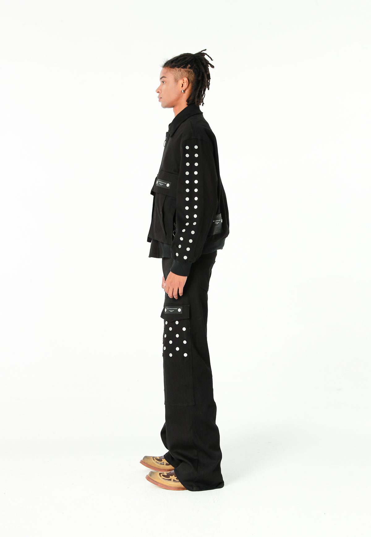 Chaqueta bomber vaquera con grandes bolsillos frontales y botones MWM en las mangas | MWM [PS_COLORS:BLACK]