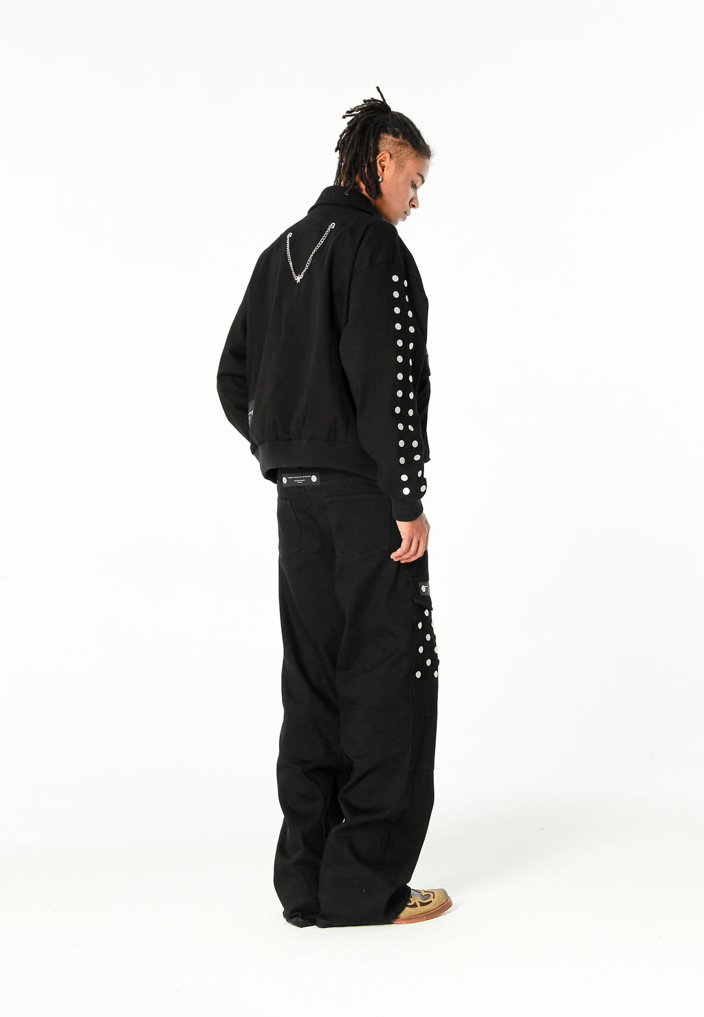 Chaqueta bomber vaquera con grandes bolsillos frontales y botones MWM en las mangas | MWM [PS_COLORS:BLACK]