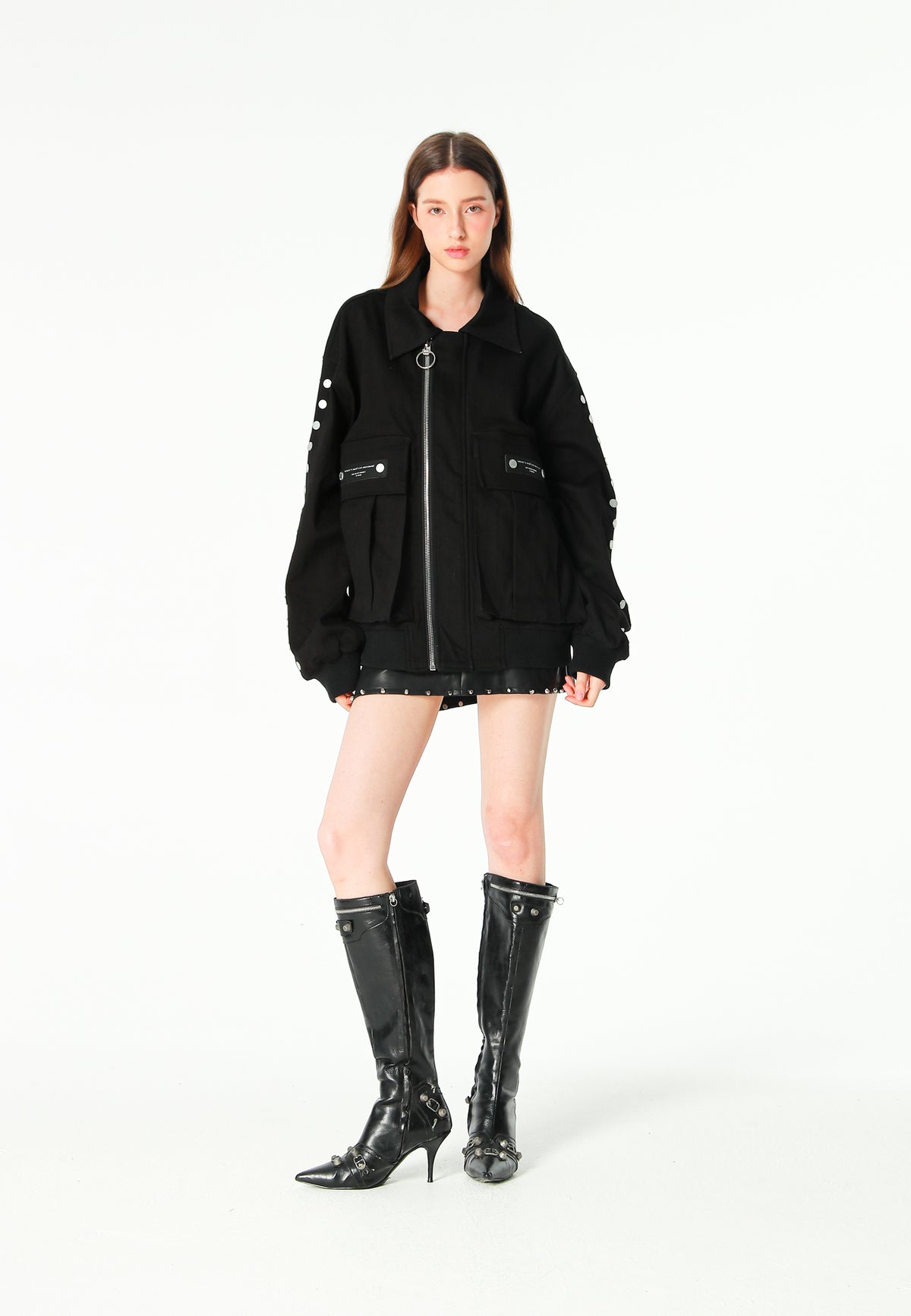 Chaqueta bomber vaquera con grandes bolsillos frontales y botones MWM en las mangas | MWM [PS_COLORS:BLACK]