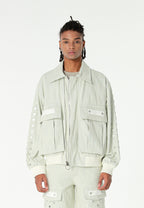 Chaqueta bomber vaquera con grandes bolsillos frontales y botones MWM en las mangas | MWM [PS_COLORS:ECRU-BLUE]