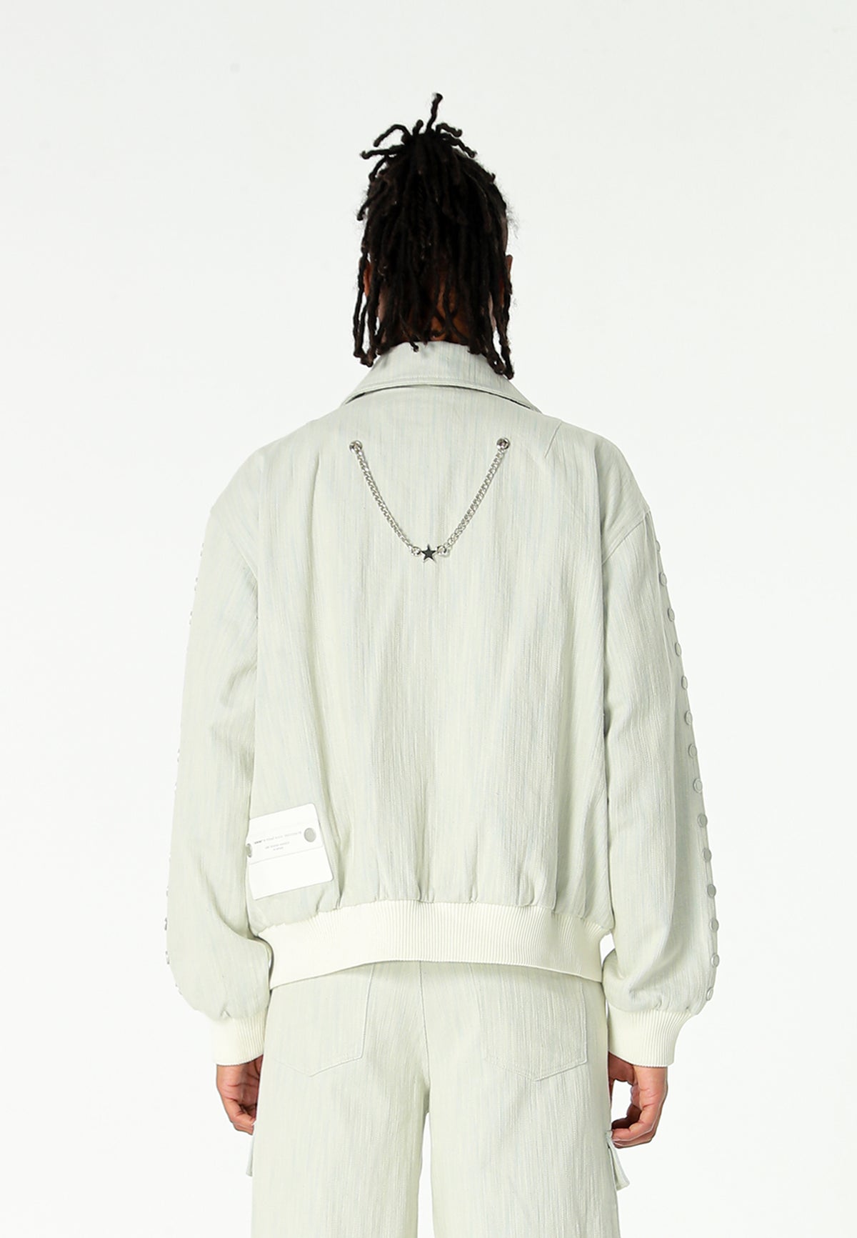 Chaqueta bomber vaquera con grandes bolsillos frontales y botones MWM en las mangas | MWM [PS_COLORS:ECRU-BLUE]