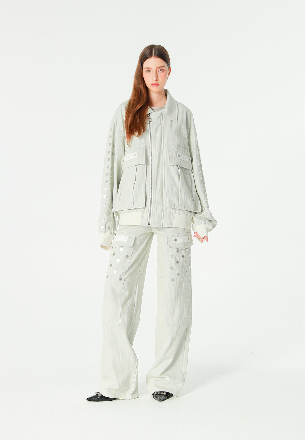 Chaqueta bomber vaquera con grandes bolsillos frontales y botones MWM en las mangas | MWM [PS_COLORS:ECRU-BLUE]