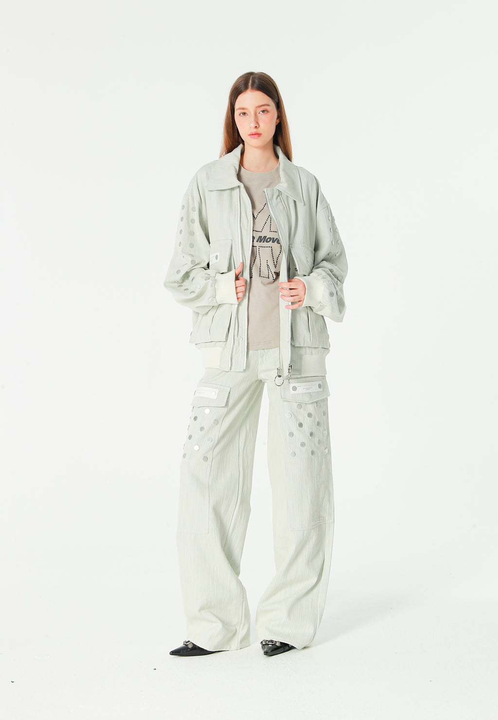 Chaqueta bomber vaquera con grandes bolsillos frontales y botones MWM en las mangas | MWM [PS_COLORS:ECRU-BLUE]