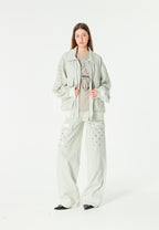 Chaqueta bomber vaquera con grandes bolsillos frontales y botones MWM en las mangas | MWM [PS_COLORS:ECRU-BLUE]