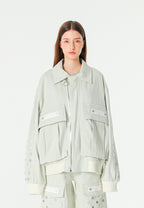 Chaqueta bomber vaquera con grandes bolsillos frontales y botones MWM en las mangas | MWM [PS_COLORS:ECRU-BLUE]