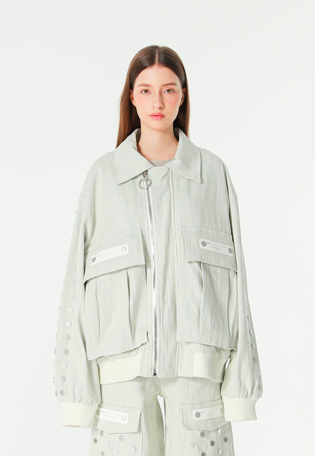 Chaqueta bomber vaquera con grandes bolsillos frontales y botones MWM en las mangas | MWM [PS_COLORS:ECRU-BLUE]