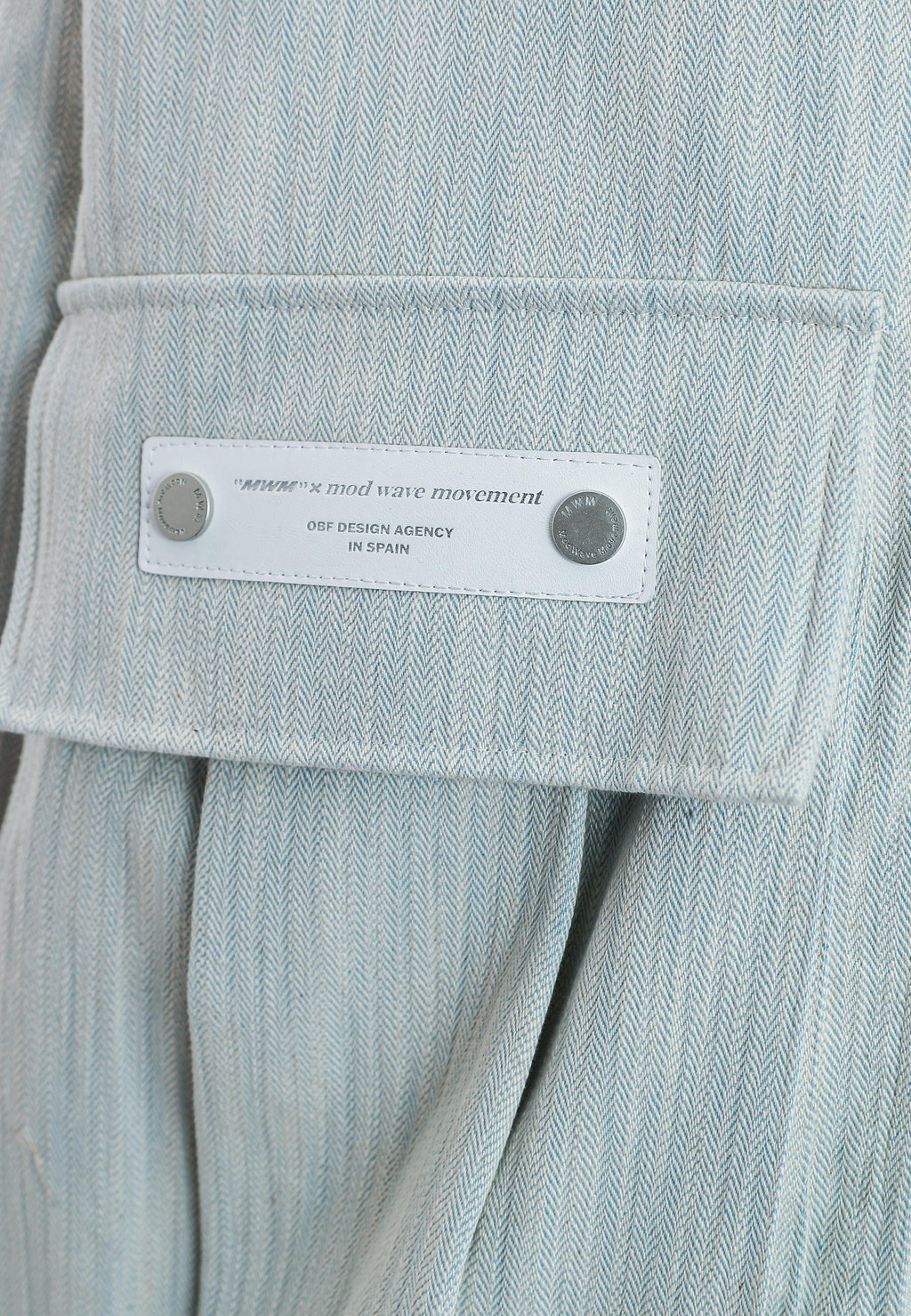 Chaqueta bomber vaquera con grandes bolsillos frontales y botones MWM en las mangas | MWM [PS_COLORS:ECRU-BLUE]
