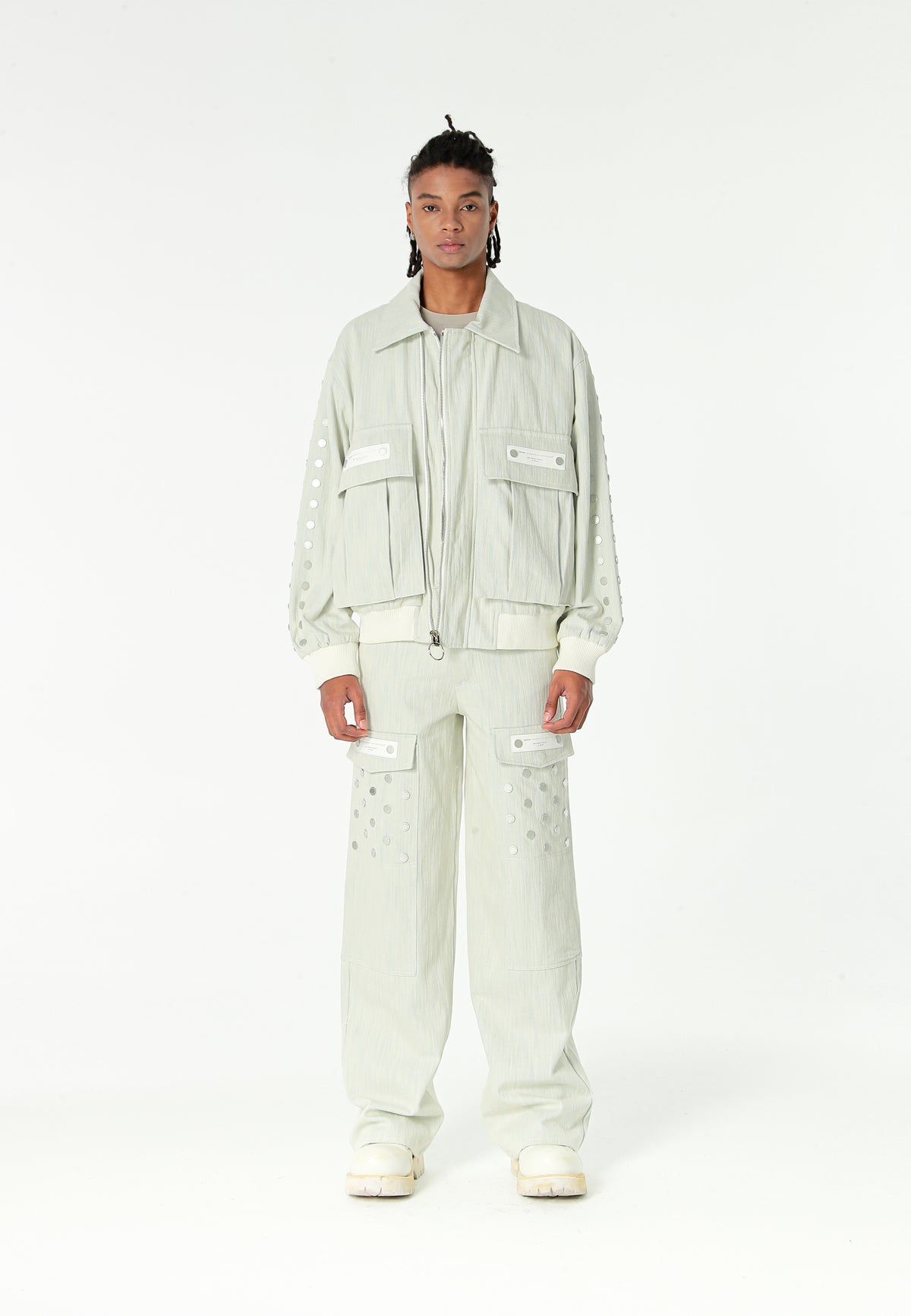 Chaqueta bomber vaquera con grandes bolsillos frontales y botones MWM en las mangas | MWM [PS_COLORS:ECRU-BLUE]