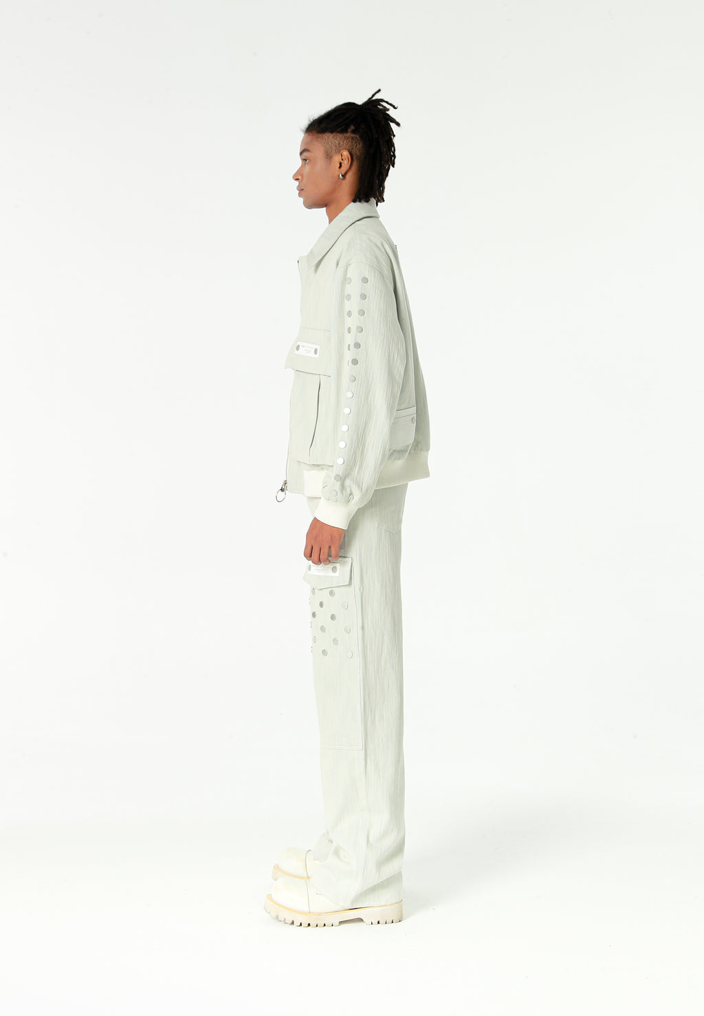 Chaqueta bomber vaquera con grandes bolsillos frontales y botones MWM en las mangas | MWM [PS_COLORS:ECRU-BLUE]