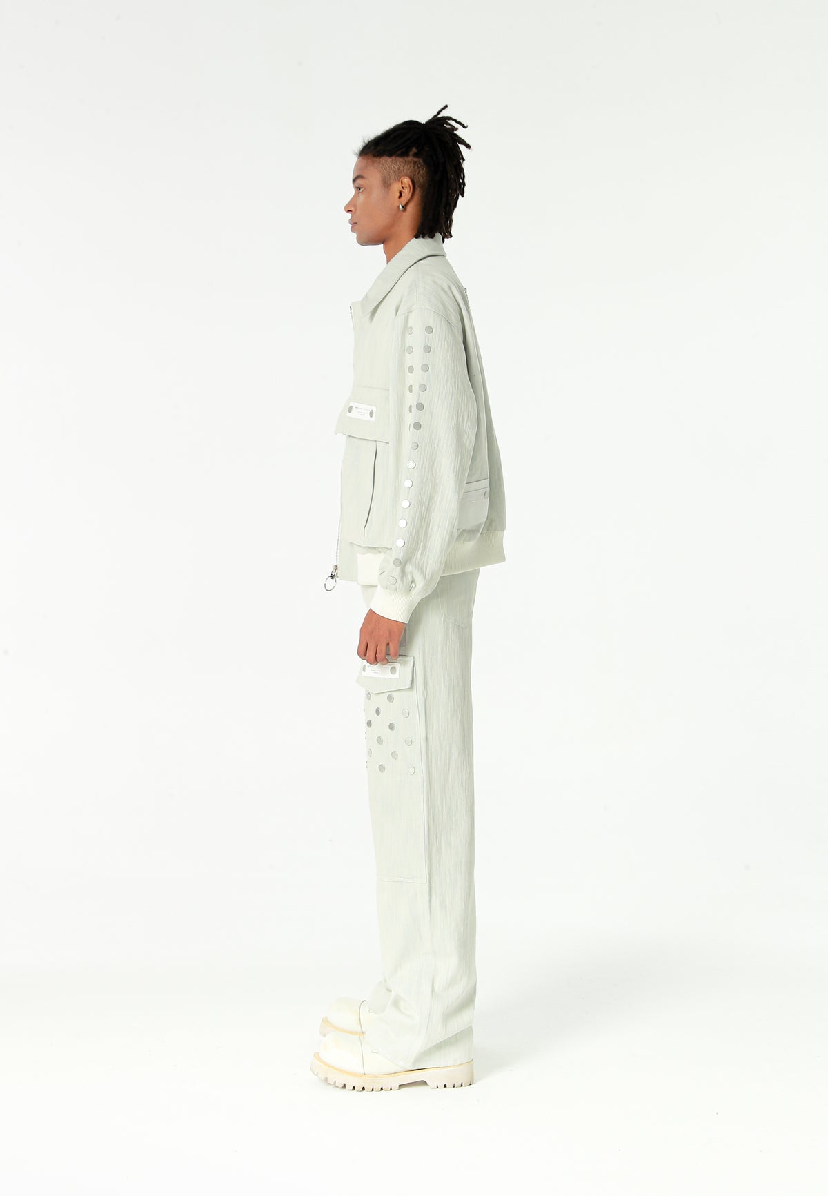 Chaqueta bomber vaquera con grandes bolsillos frontales y botones MWM en las mangas | MWM [PS_COLORS:ECRU-BLUE]