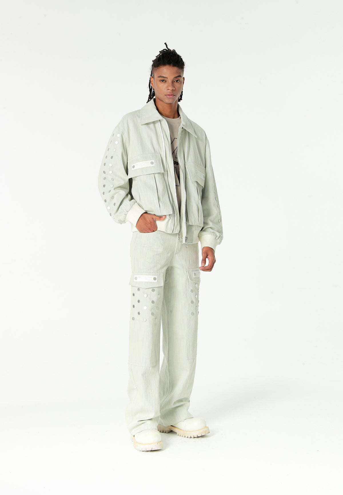 Chaqueta bomber vaquera con grandes bolsillos frontales y botones MWM en las mangas | MWM [PS_COLORS:ECRU-BLUE]