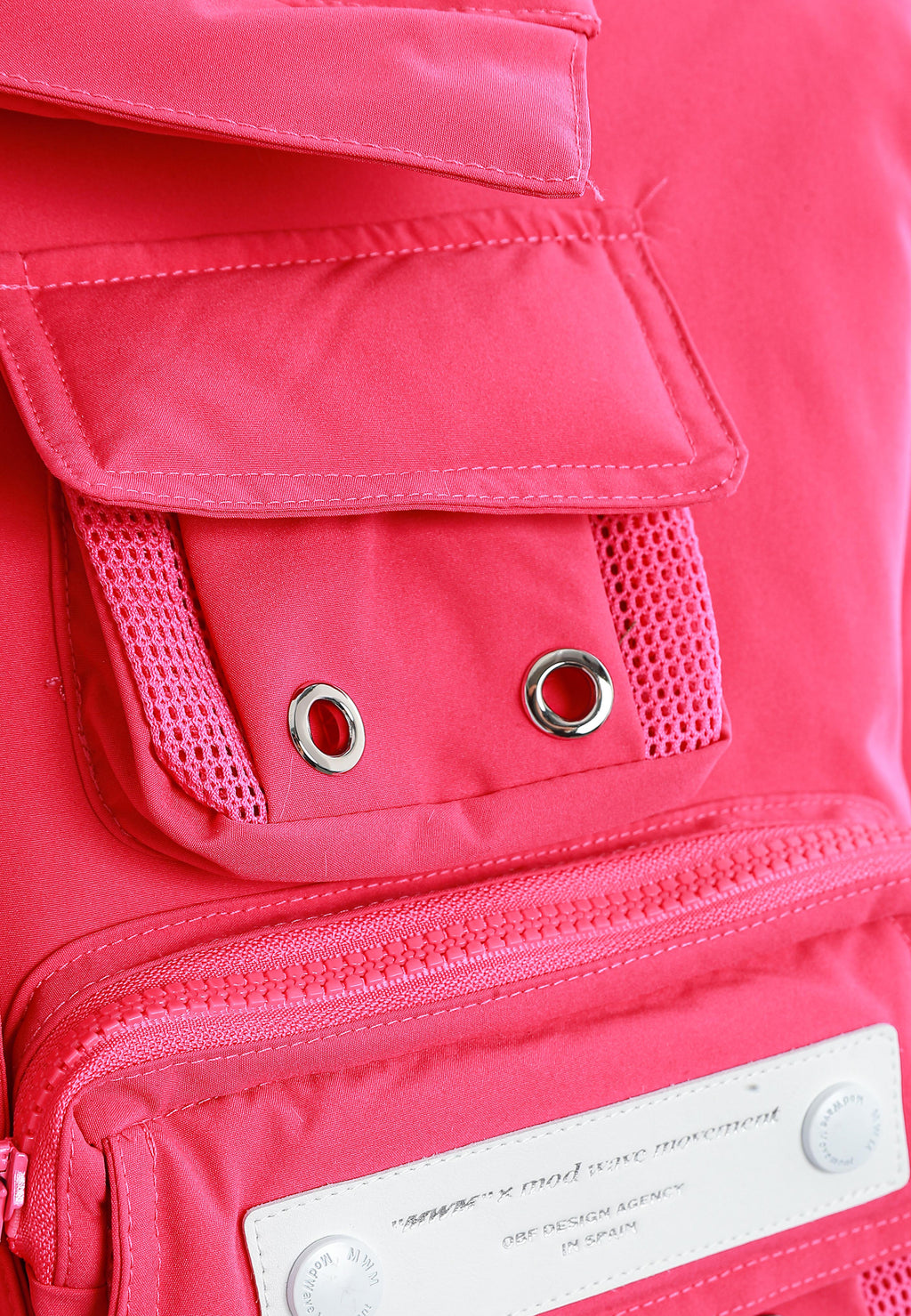 Abrigo puffer corto con multibolsillos técnicos y capucha | MWM [PS_COLORS:FUCHSIA]