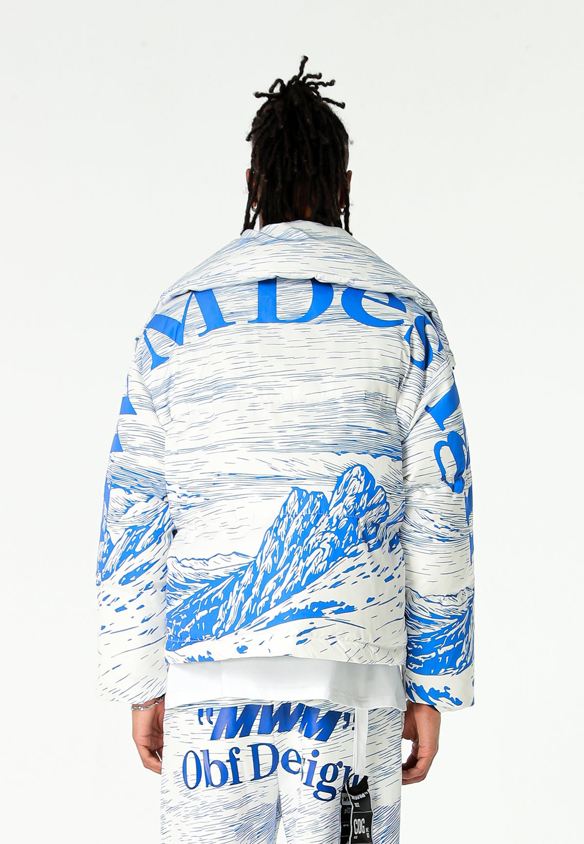 Abrigo puffer con paisaje full-print y cuello alto | MWM [PS_COLORS:BLUE]