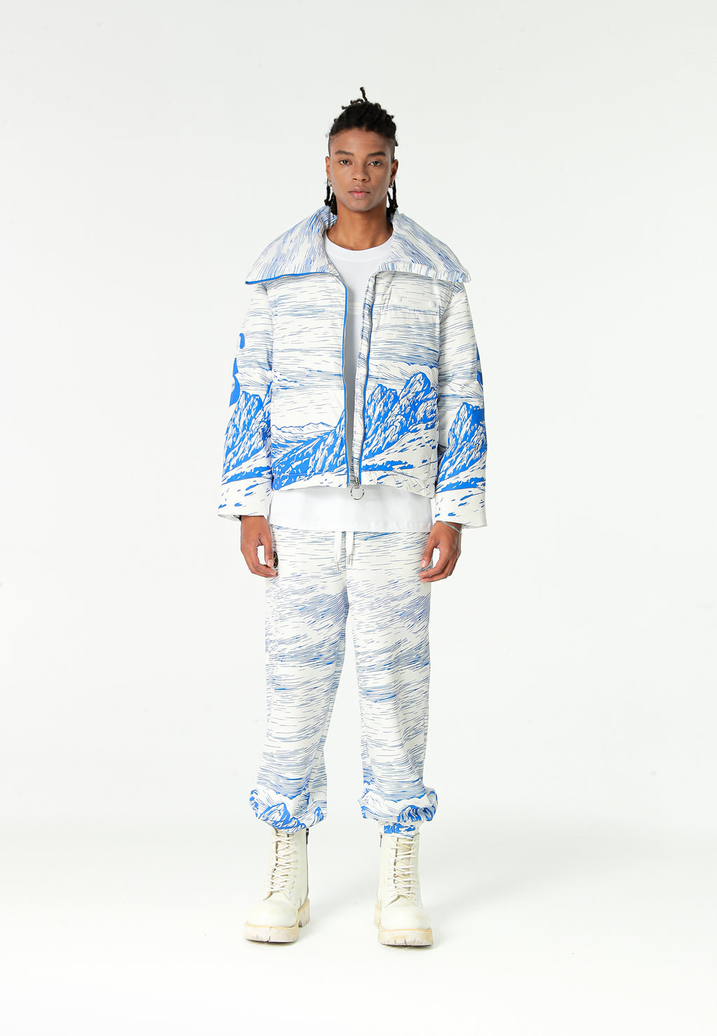 Abrigo puffer con paisaje full-print y cuello alto | MWM [PS_COLORS:BLUE]