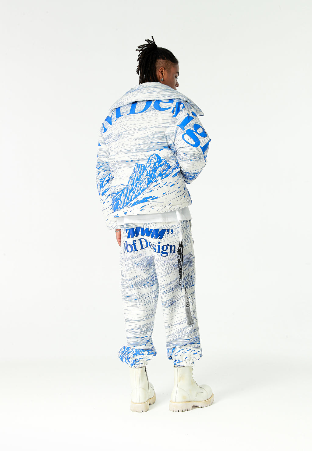 Abrigo puffer con paisaje full-print y cuello alto | MWM [PS_COLORS:BLUE]