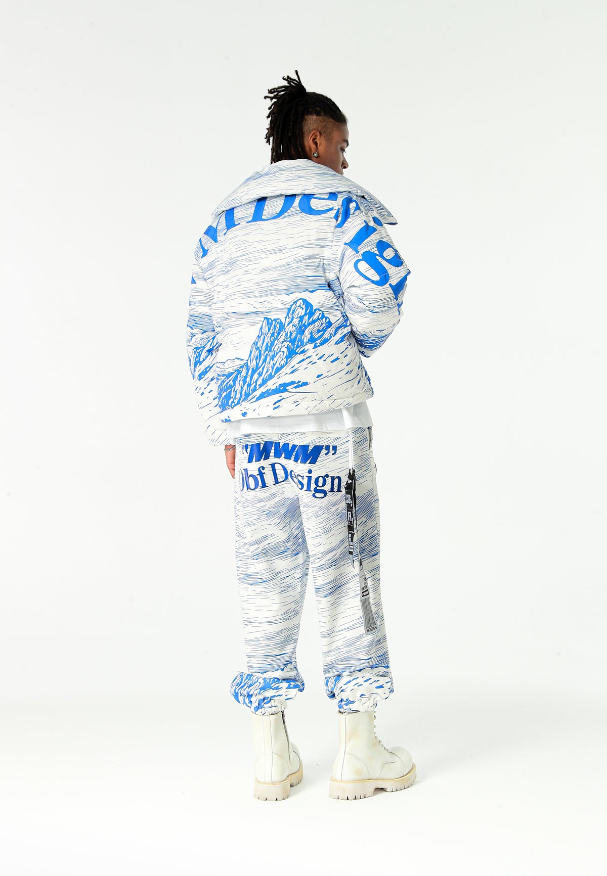 Abrigo puffer con paisaje full-print y cuello alto | MWM [PS_COLORS:BLUE]