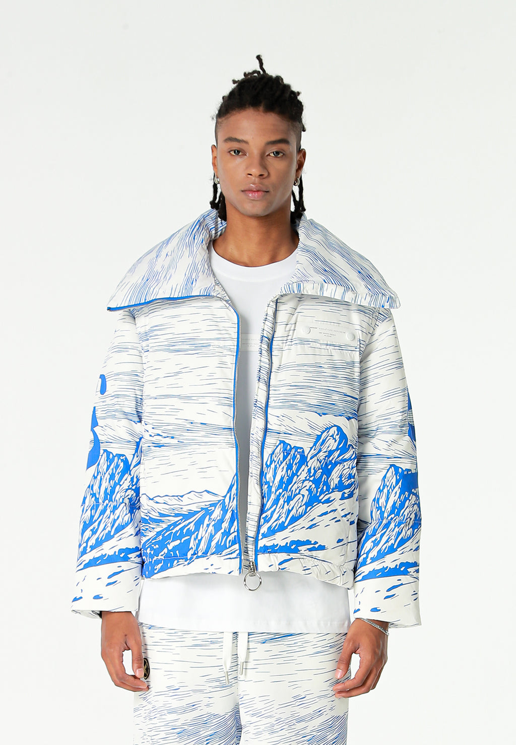 Abrigo puffer con paisaje full-print y cuello alto | MWM [PS_COLORS:BLUE]