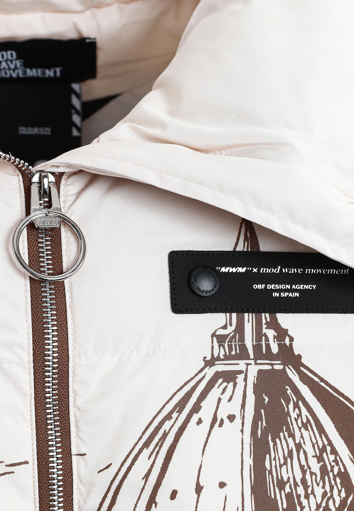Abrigo puffer con paisaje full-print y cuello alto | MWM [PS_COLORS:BROWN]
