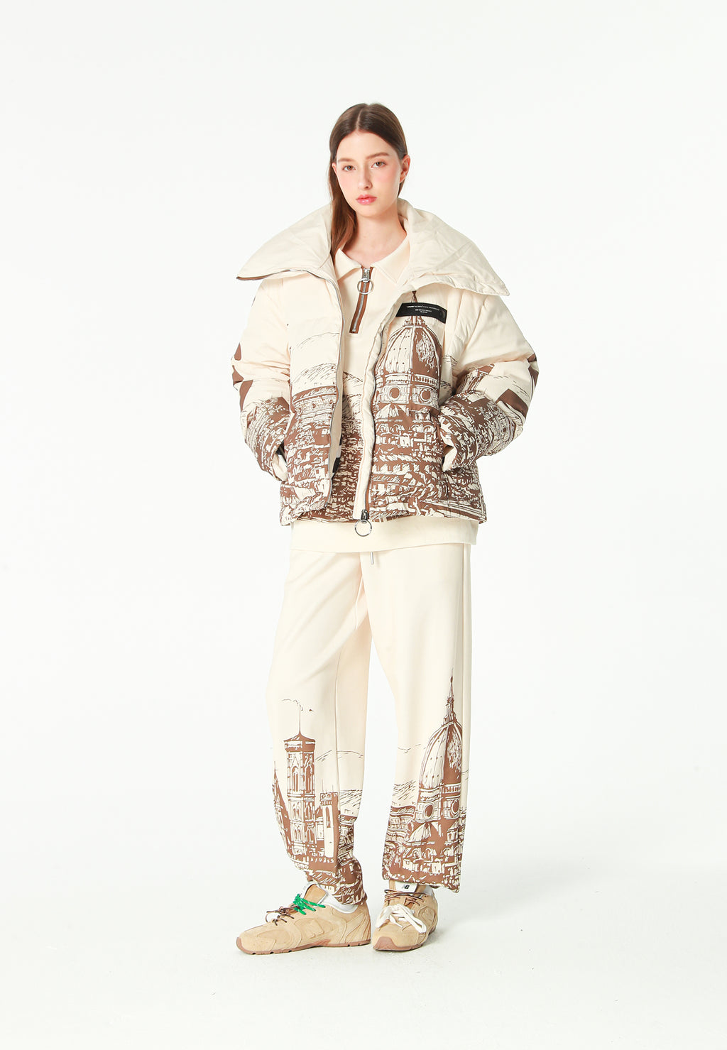 Abrigo puffer con paisaje full-print y cuello alto | MWM [PS_COLORS:BROWN]