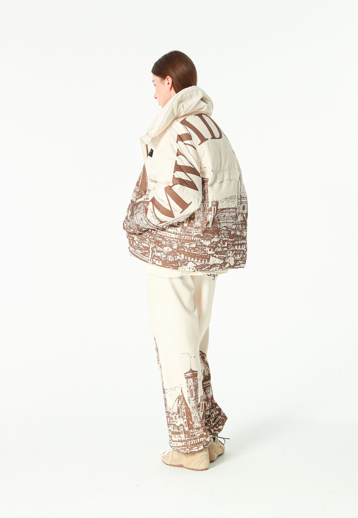 Abrigo puffer con paisaje full-print y cuello alto | MWM [PS_COLORS:BROWN]