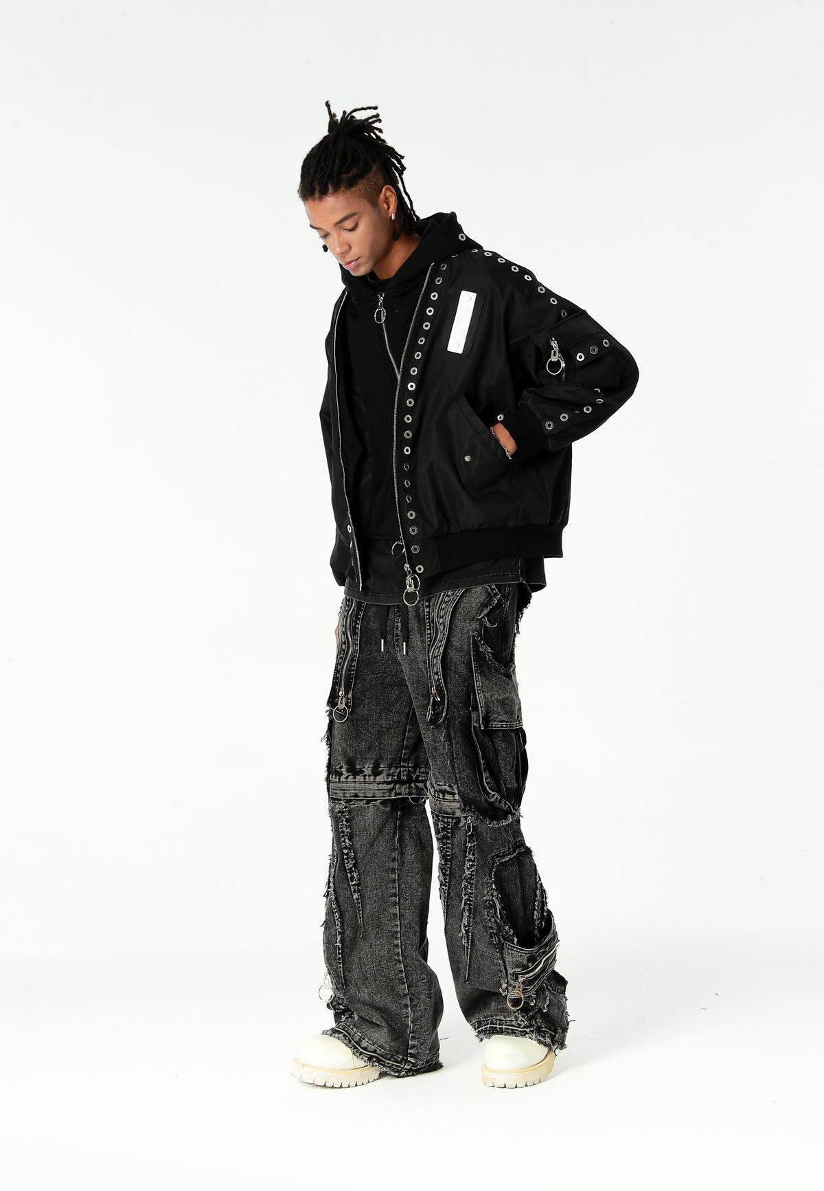 Chaqueta bomber Vanguard Dogs de doble capa con capucha y tachuelas | MWM [PS_COLORS:BLACK]