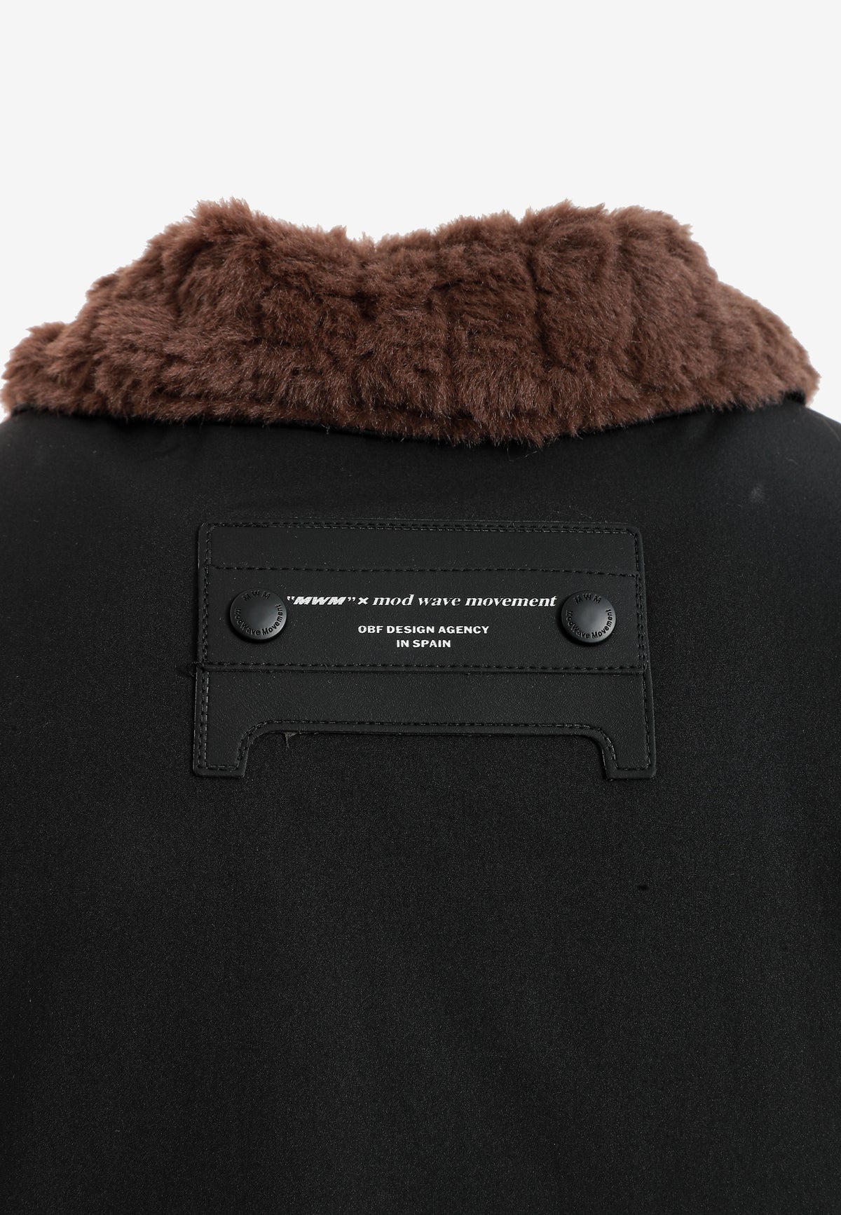 Chaqueta reversible TEDDY de corte relajado con pelo texturizado y parche Mike Bag | MWM [PS_COLORS:BROWN]