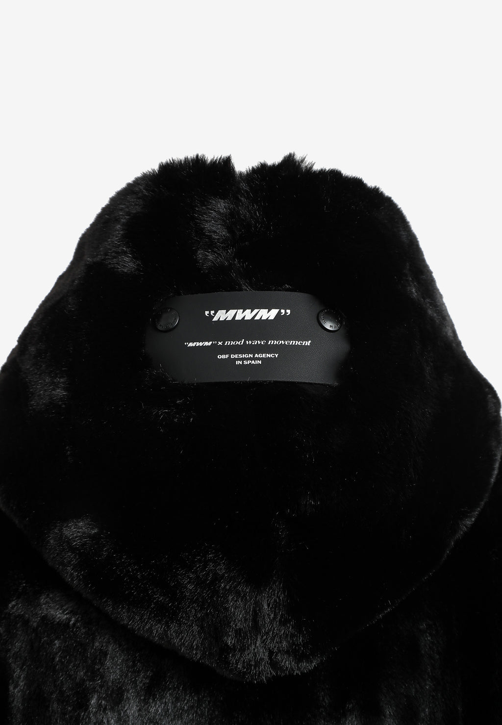 Abrigo TEDDY de pelo con capucha y parches Teddy en pecho y espalda | MWM [PS_COLORS:BLACK]