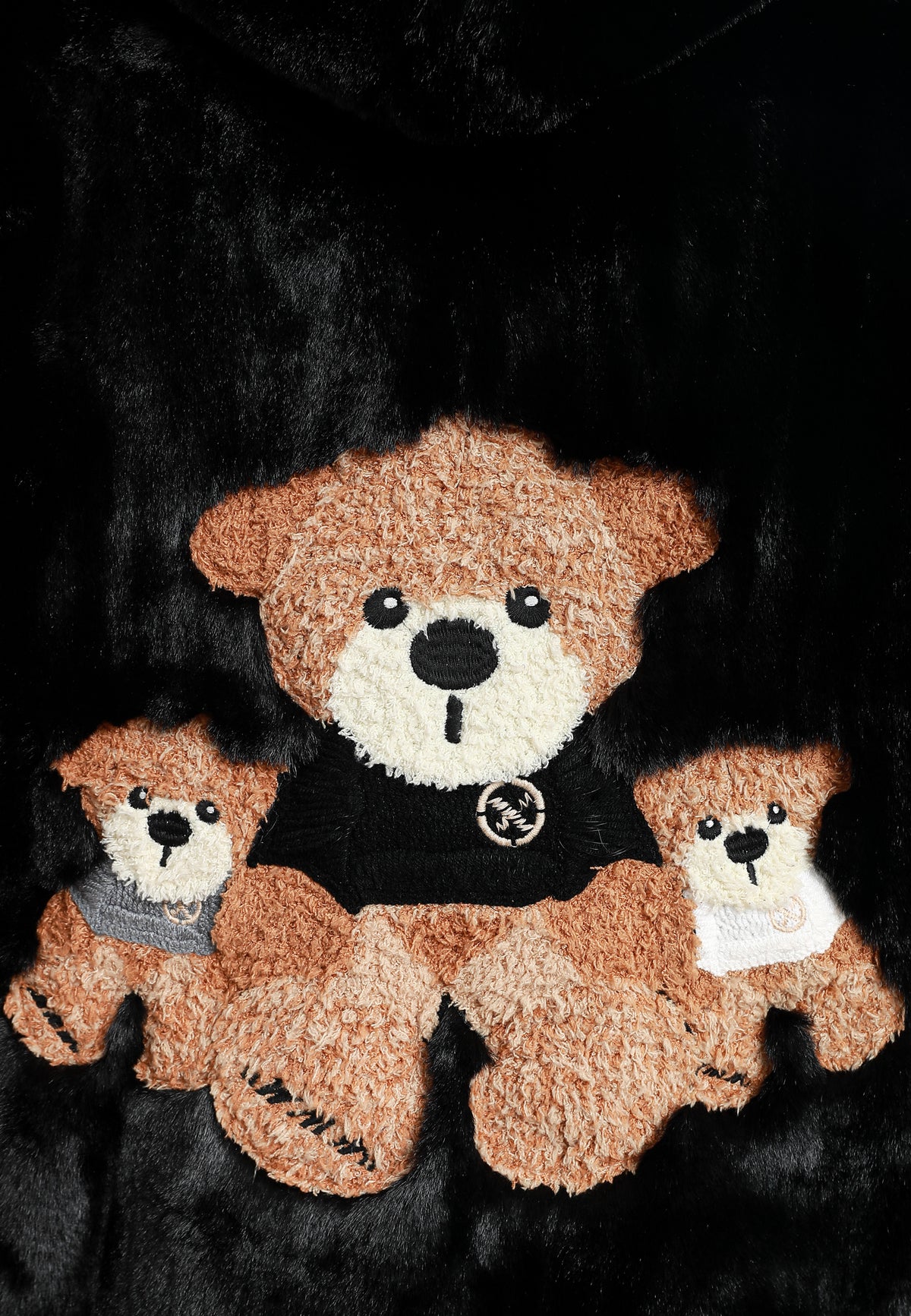 Abrigo TEDDY de pelo con capucha y parches Teddy en pecho y espalda | MWM [PS_COLORS:BLACK]