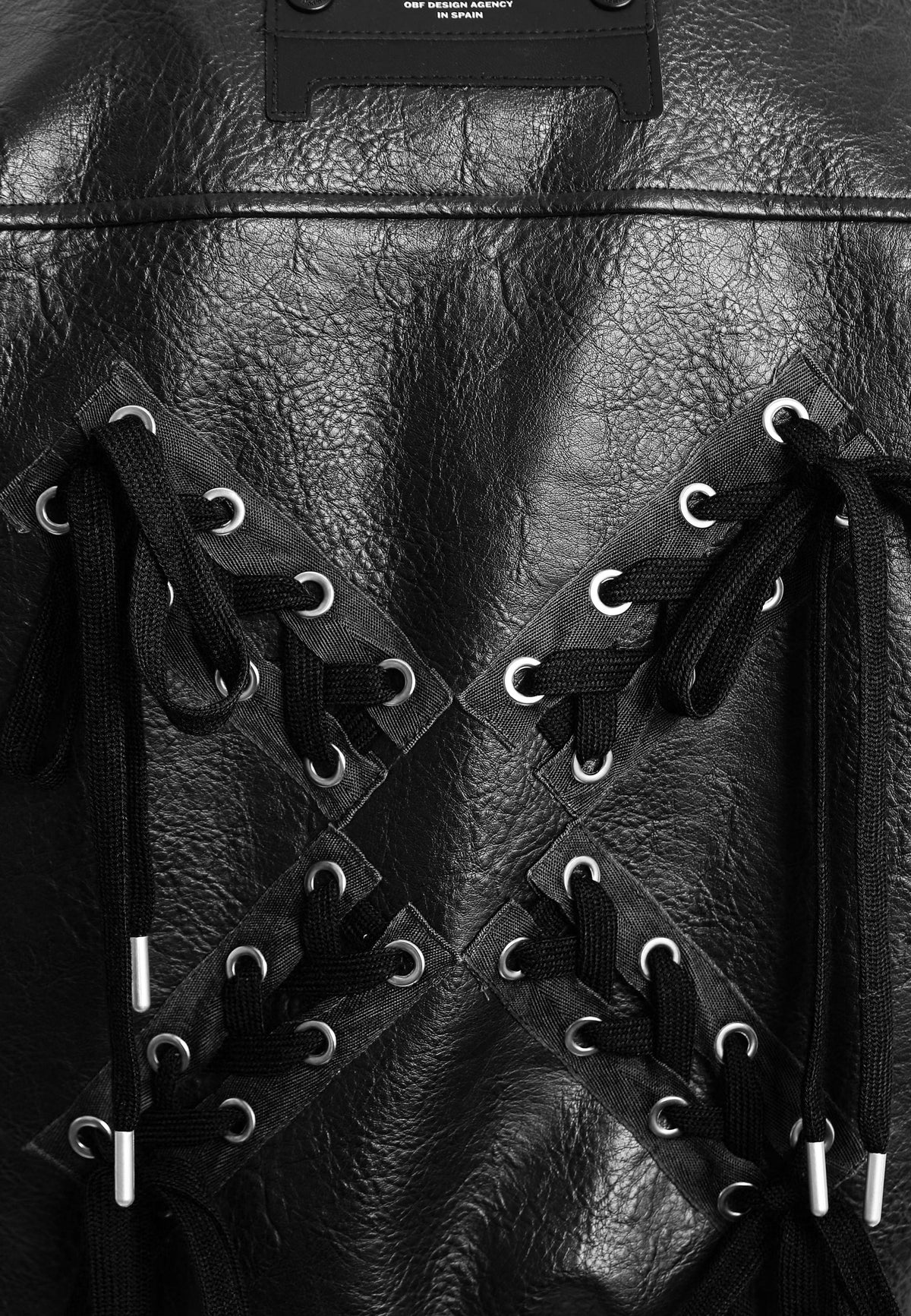 Chaqueta de mujer corta efecto piel con bolsillos en relieve y X de cordones cruzados | MWM [PS_COLORS:BLACK]