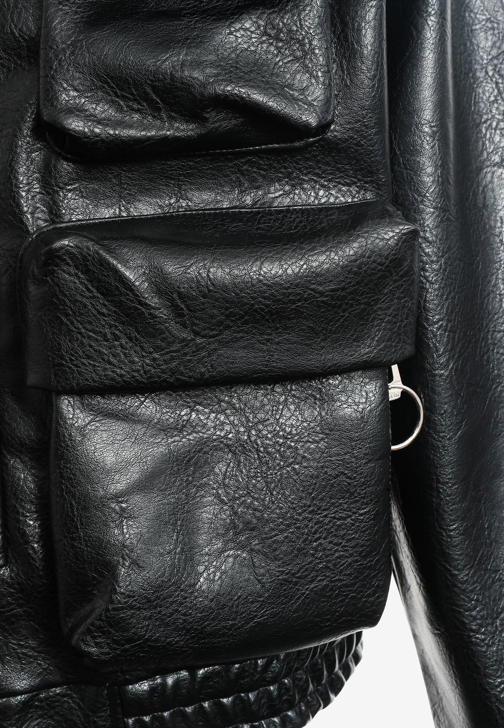 Chaqueta corta efecto piel con bolsillos en relieve | MWM [PS_COLORS:BLACK]