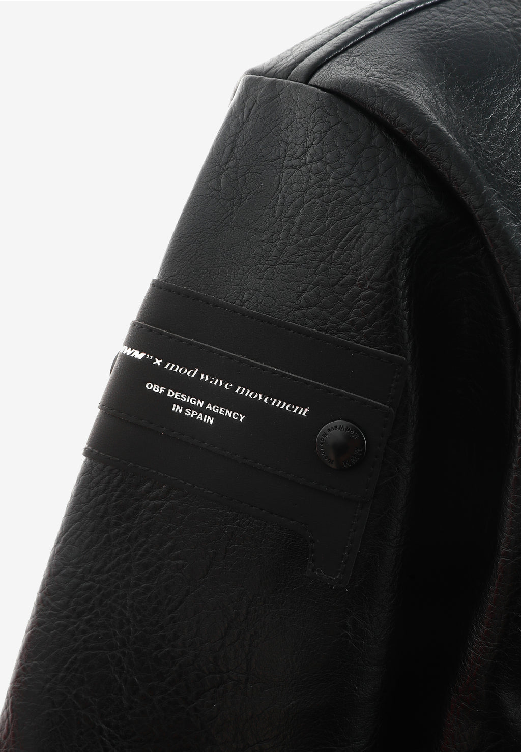 Chaqueta corta efecto piel con bolsillos en relieve | MWM [PS_COLORS:BLACK]