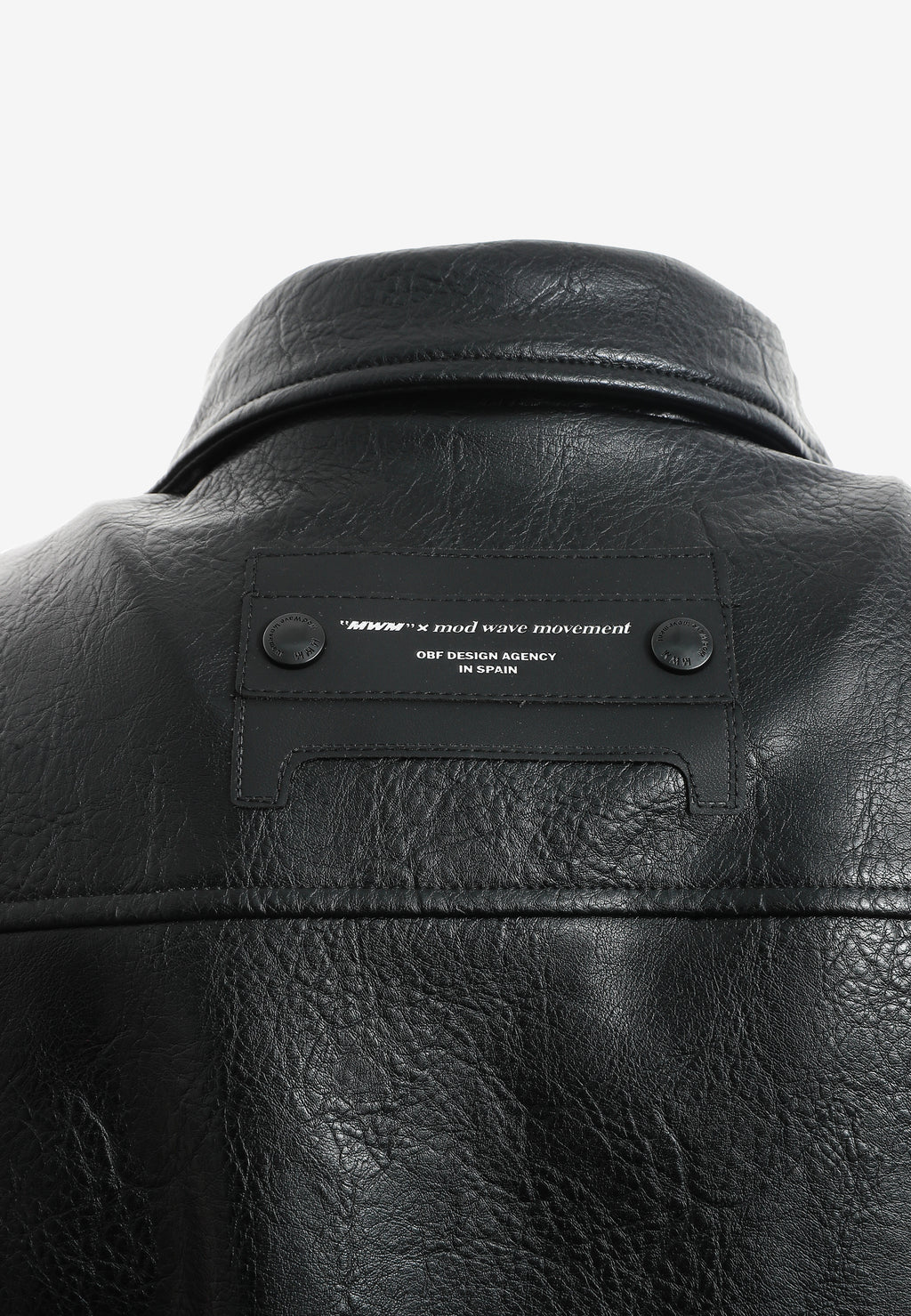 Chaqueta corta efecto piel con bolsillos en relieve | MWM [PS_COLORS:BLACK]